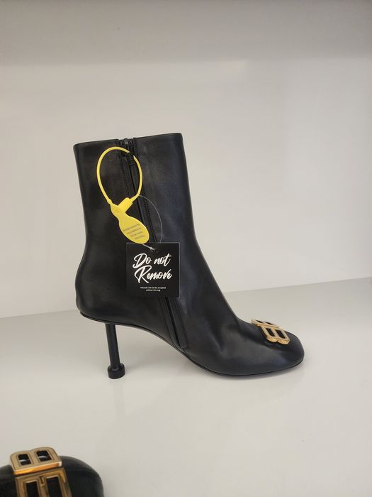 Vind Cizme noi Balenciaga