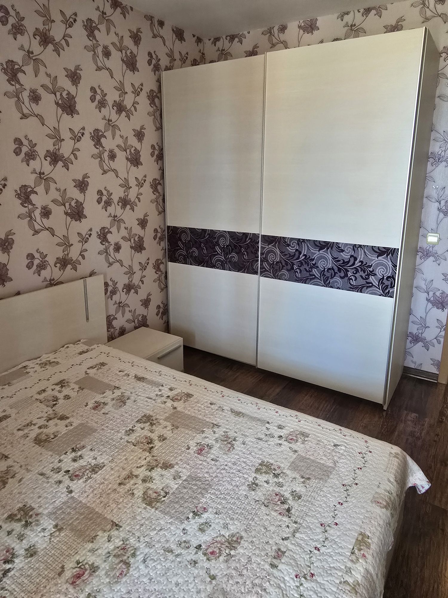 Кухня с малък хладилник и спалня с гардероб и тоалетка
