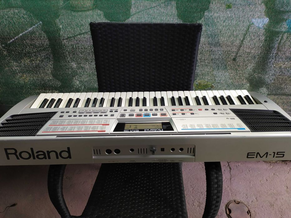 Синтезатор Roland EM 15