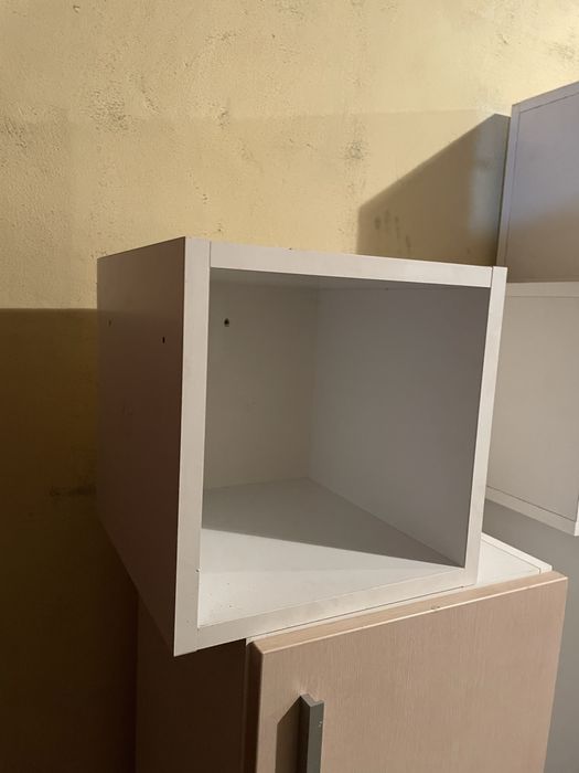 Шкафове за окачване на стена