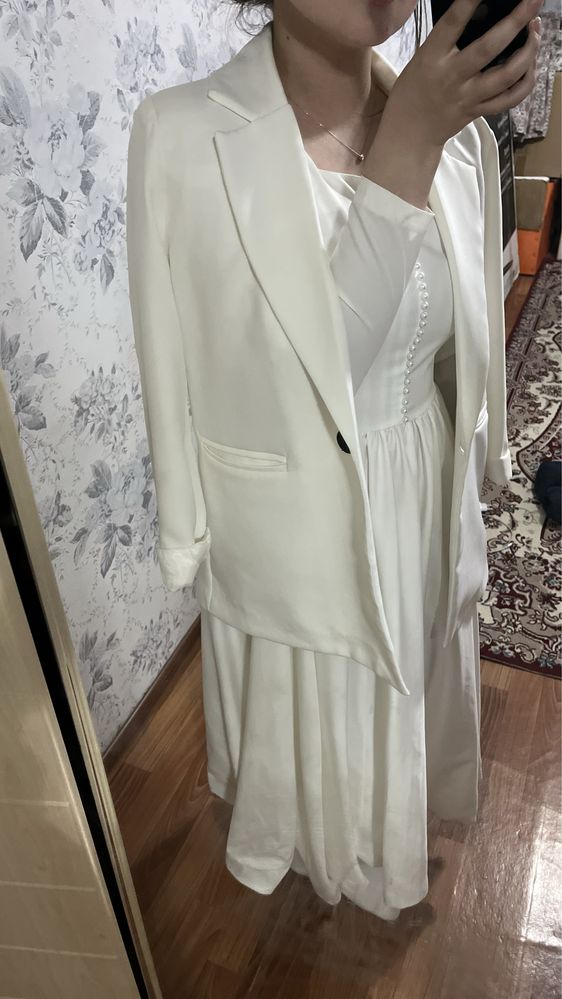 Белое платье и пиджак