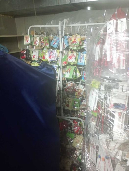 Стелажи за мартеници - разпродажба поради приключване на дейност