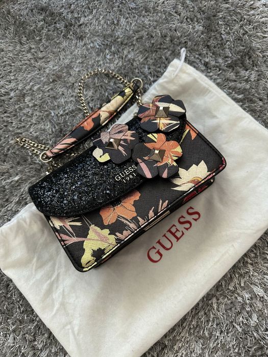 Чантичка Guess с цветя