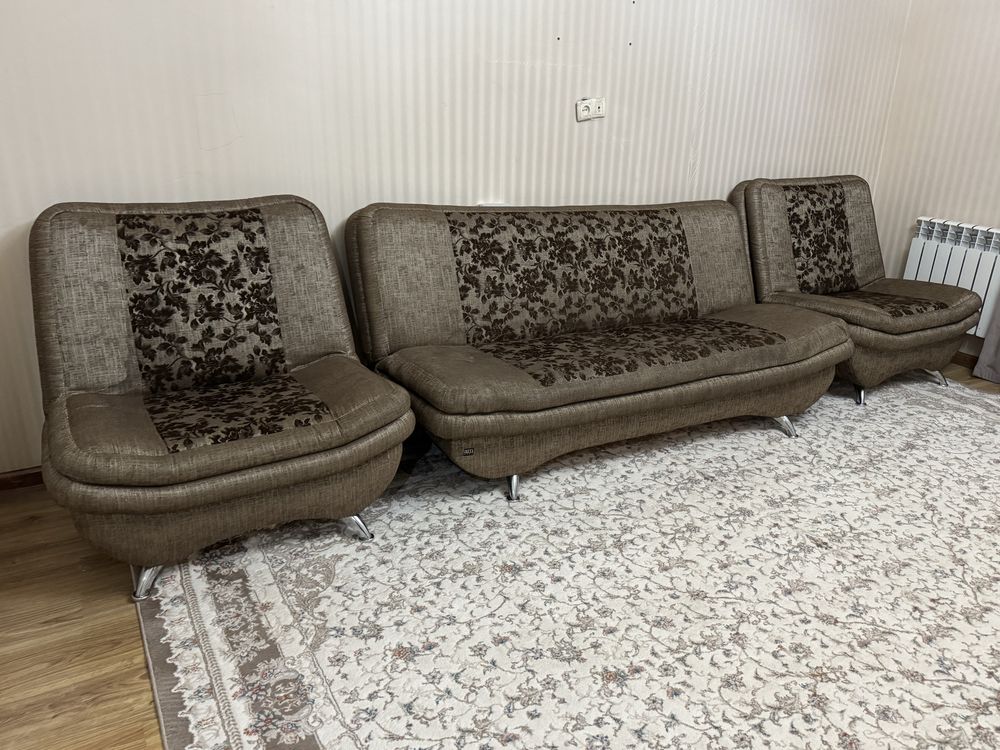 Хороший Диван б/у.
