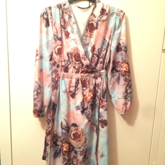 Красивое платье  ниже колена