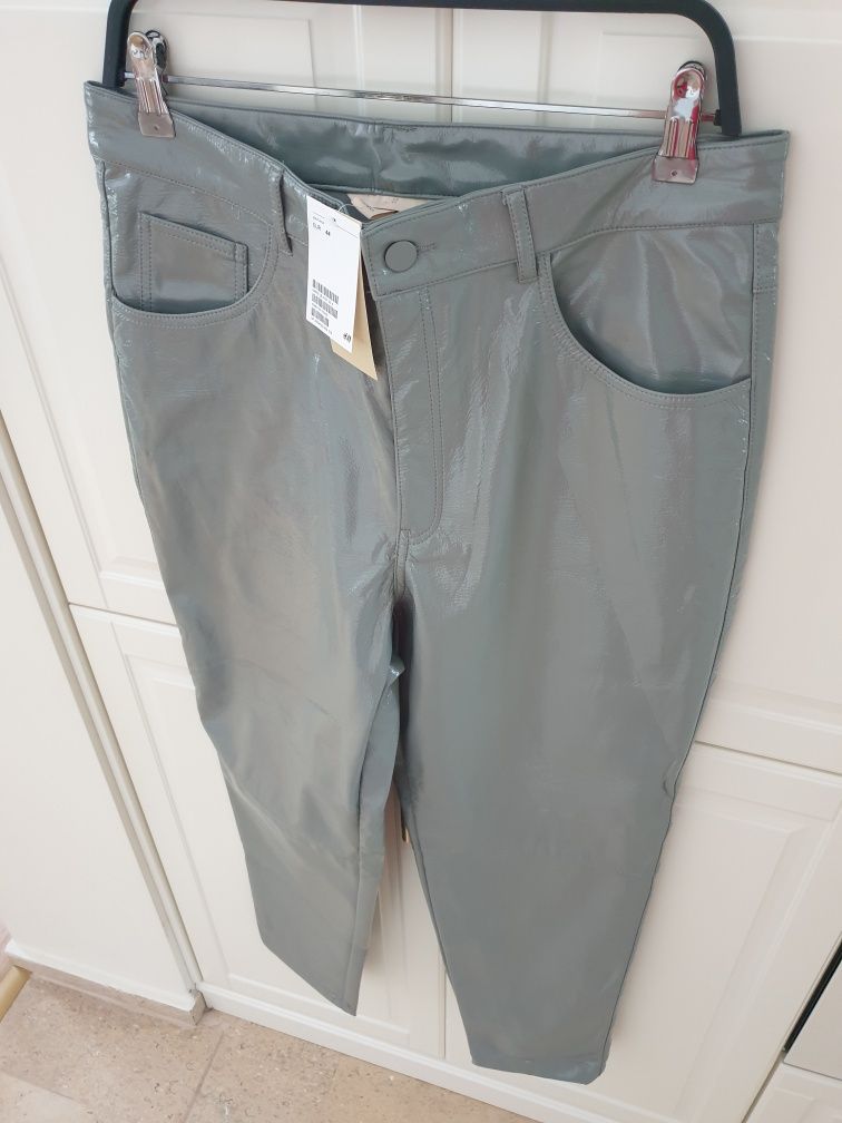Pantaloni H&M din piele ecologica lacuita