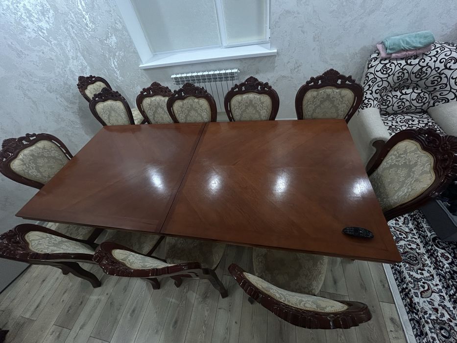 Стол и стулья для гостиной
