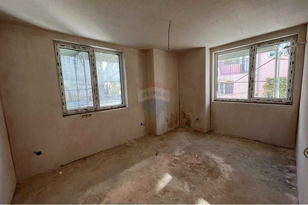 Продава се Тристаен апартамент в Шумен, Пазара - 97 кв.м за 1150 €/кв.м - Снимка #2