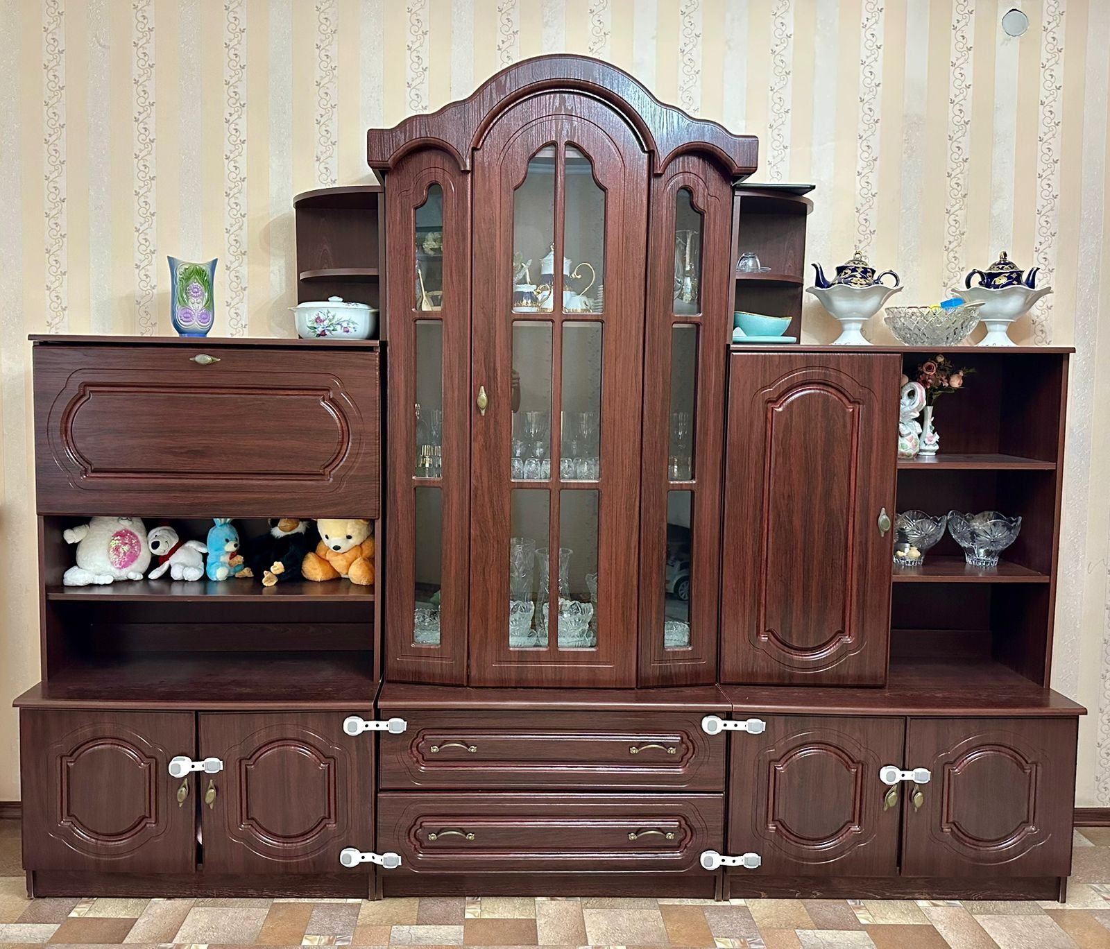 В связи с переездом продаётся различная мебель.