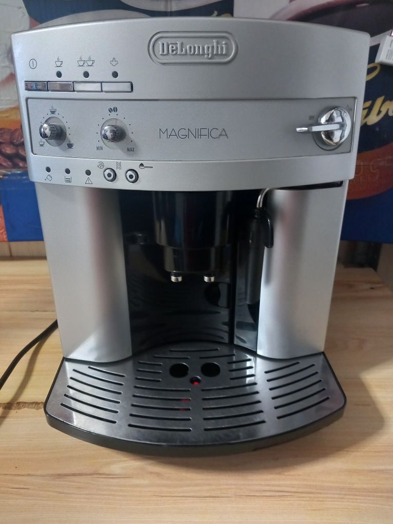 Expresor cafea Delonghi Magnifica: S/ Philips.