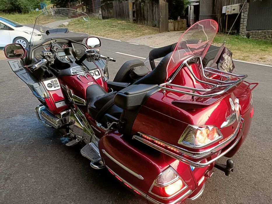 Vand Honda Goldwing 1800 cu atas de 2 locuri din 2009
