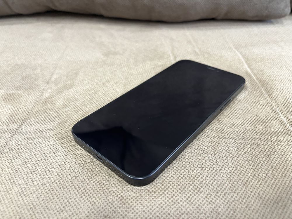Iphone 12 64 GB 5G с подарък 5 калъфчета