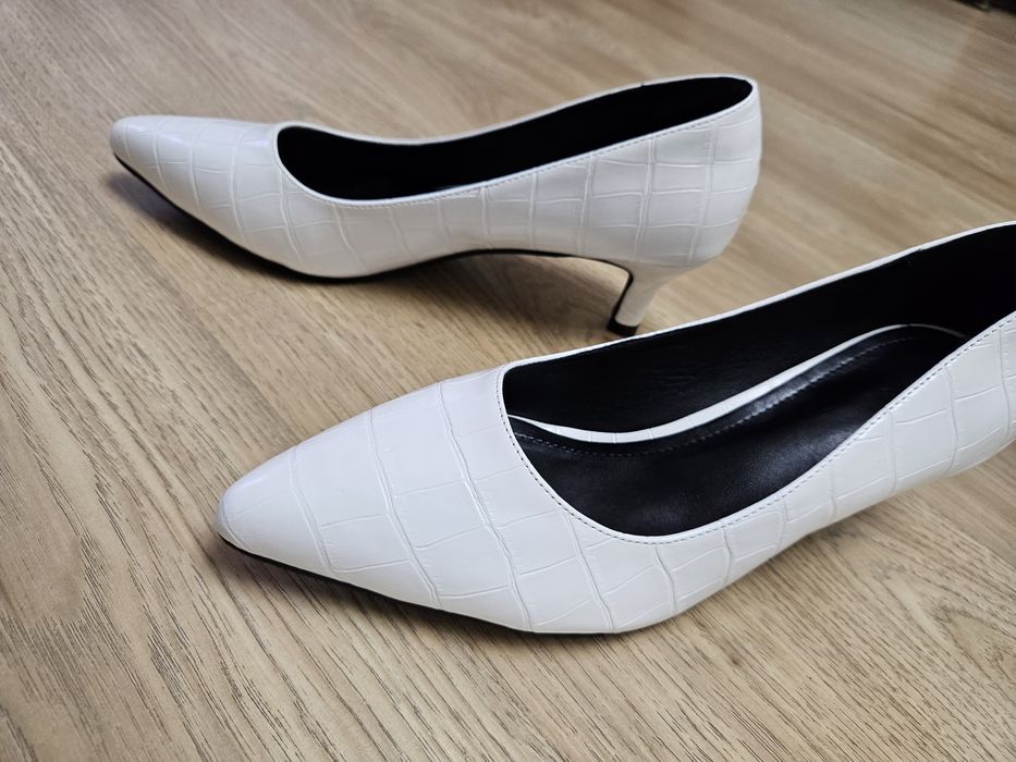 Бели обувки затворени