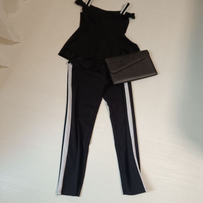 Черно костюмче с бели кантове. С ефектна горна част .