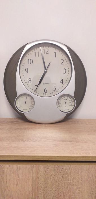 Стенен часовник с термометър и хигрометър