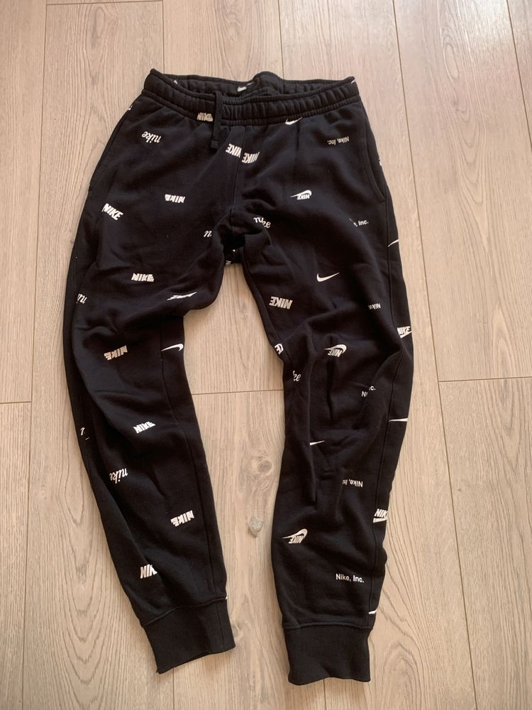 Pantaloni nike marimea xs