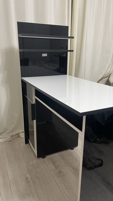 Стол из акрила новый