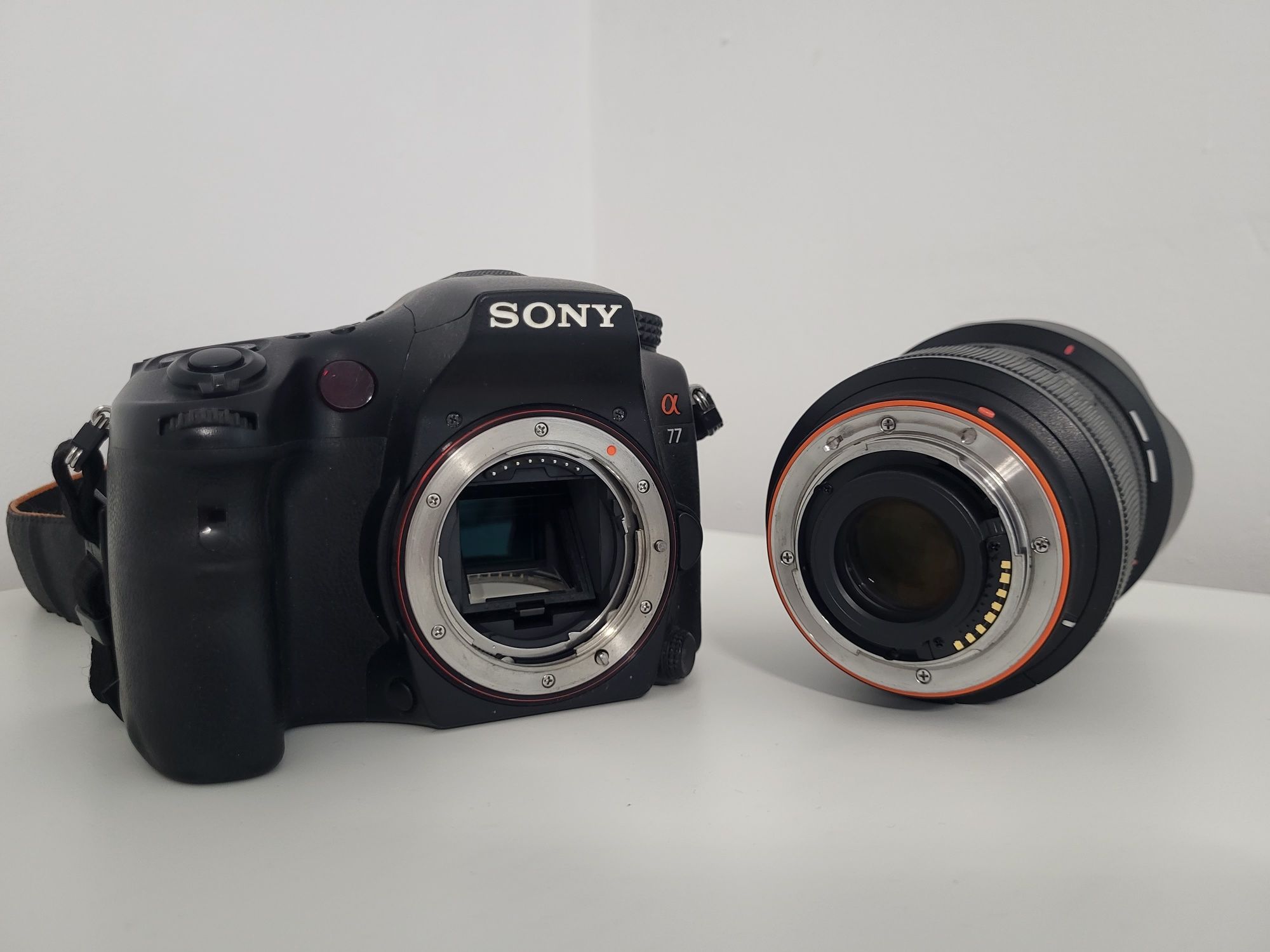 Kit foto: Sony A77 + 2 obiective + blit Sony