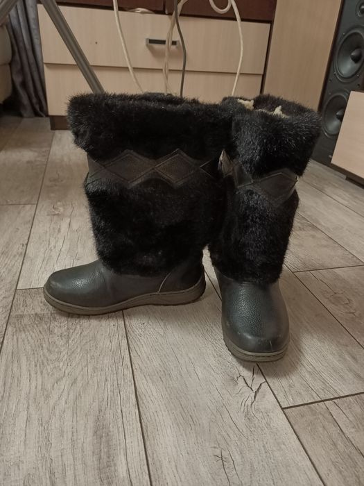 Унты из натуральной кожи и меха.
