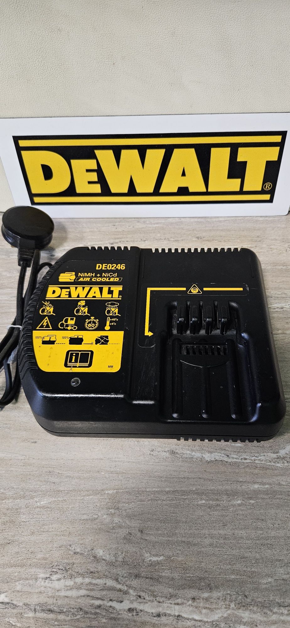 Dewalt Зарядни Устройства DCB 105,113,115,1104,DE0246