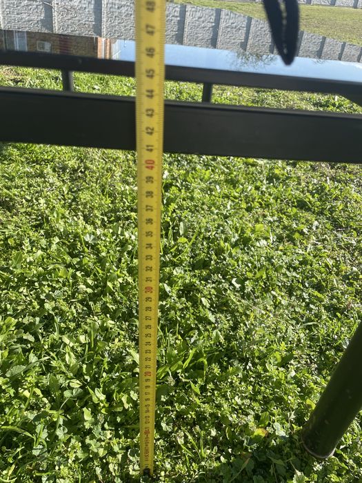 Холна маса със метални крака и стъкло