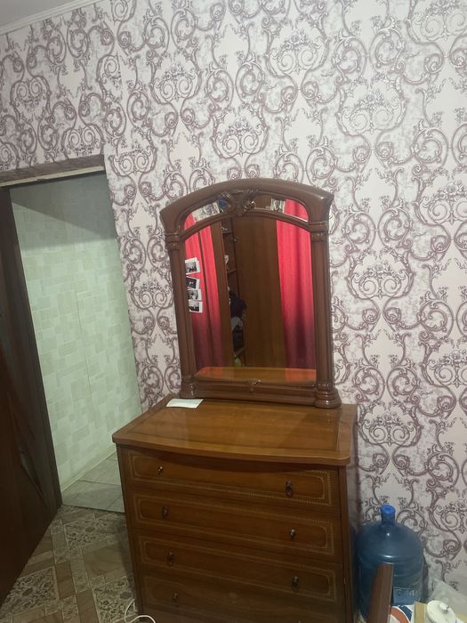 Кровать с двумя тумбочками и камод с зеркалом