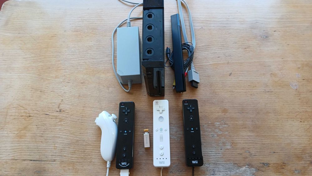 Vand nintendo wii modata, manete, stick 64gb, 30 jocuri - Mario, Zelda