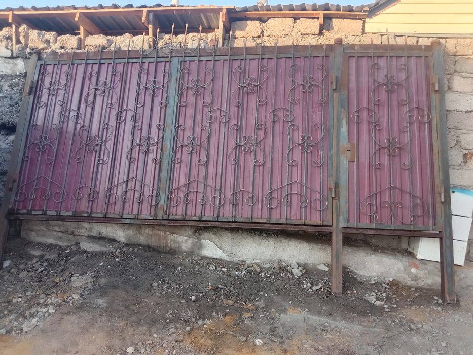 Дёшево продаю металлические ворота.