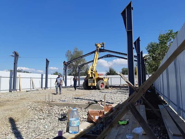 Vand hala metalică 10x18 cu panouri sandwich,hala se poate vinde compl