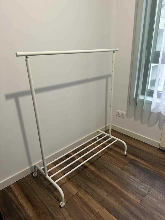 поставка за закачане на дрехи, бяло