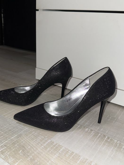 Черни блестящи токчета