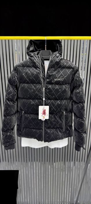 Нов модел. зимни якета на BURBERRY  MONCLER  ARMANI