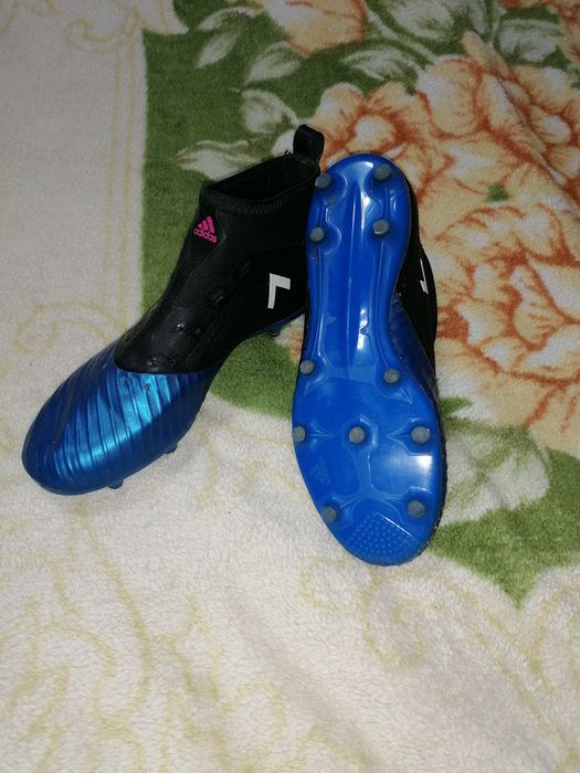 Vând adidași cu crampoane Adidas