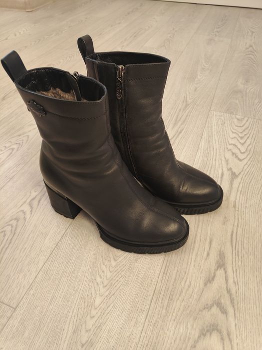 Продам женские ботинки
