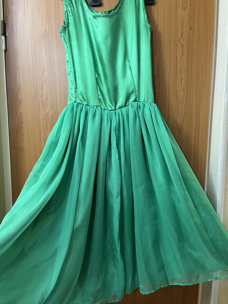 Rochie verde de ocazie realizată de mână de o croitoreasă