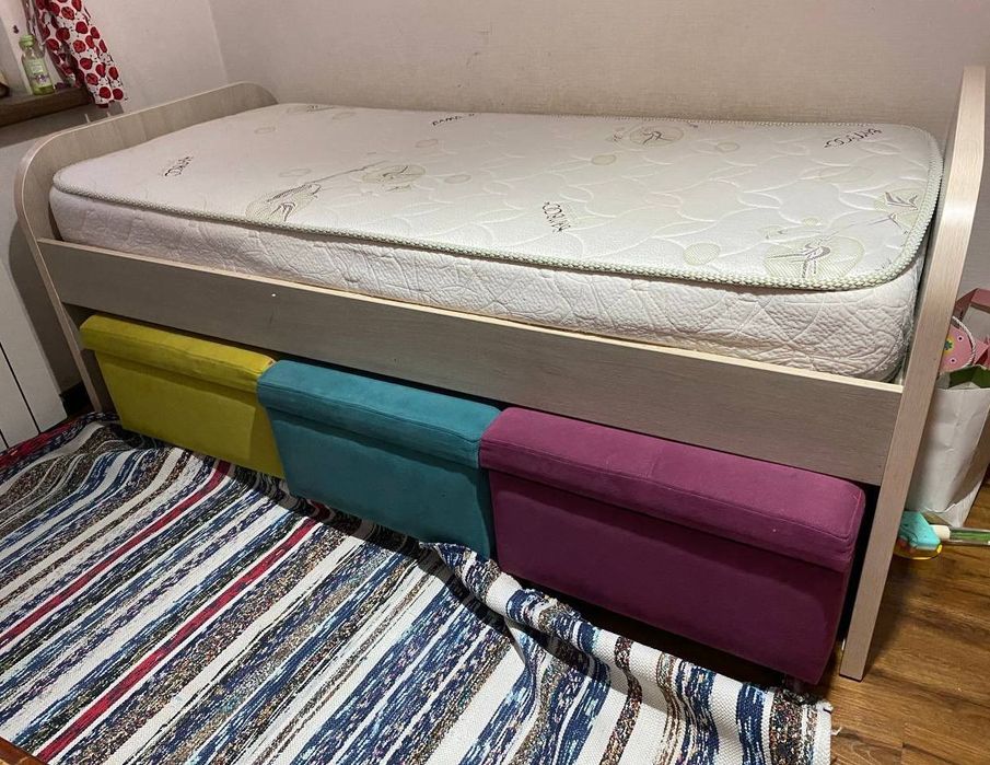 Детская кровать с пуфиками