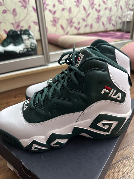 Срочно продам новые мужские кроссовки Fila