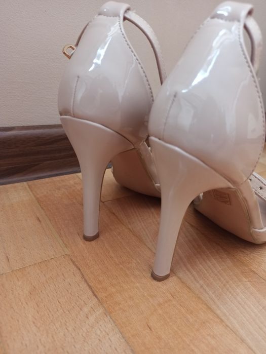 Vând pantofi mărimi 36 și 37