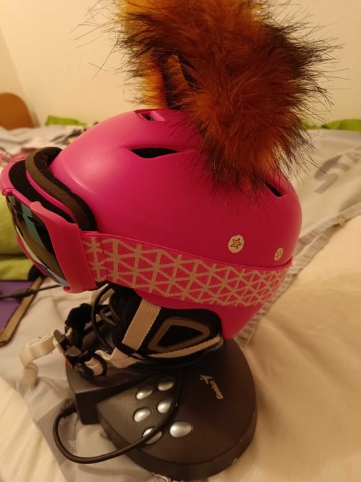 Детска ски каска и ски очила