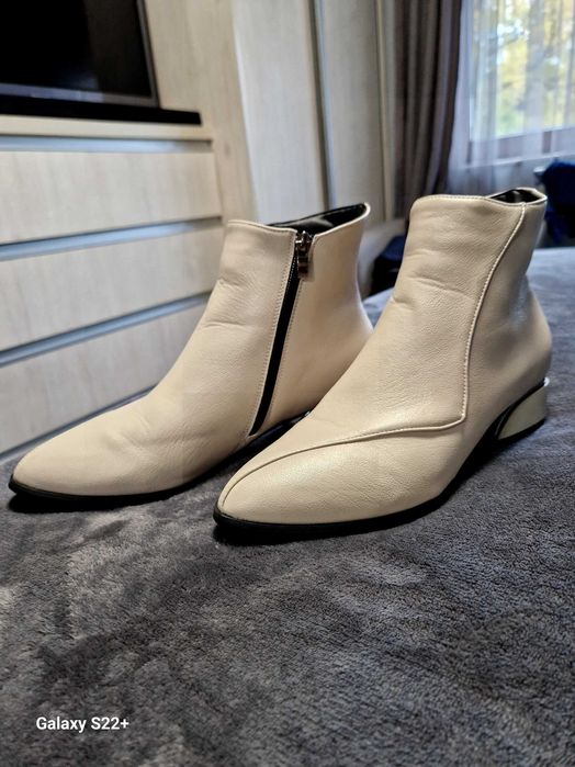 Продавам нови боти, изкуствена кожа,бежов цвят