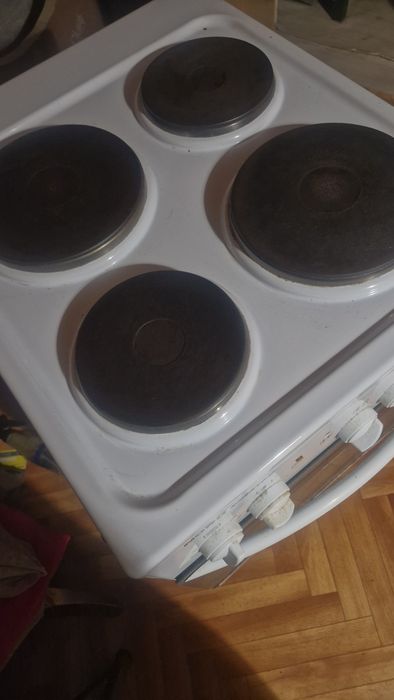 Продам электро плиту. На запчасти.