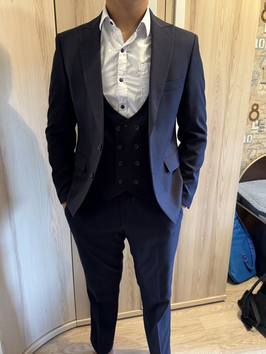 Костюм тройка цвет т.синий в отличном состоянии