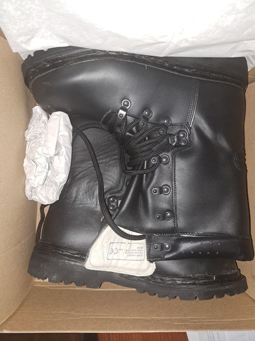 Vand bocanci militari