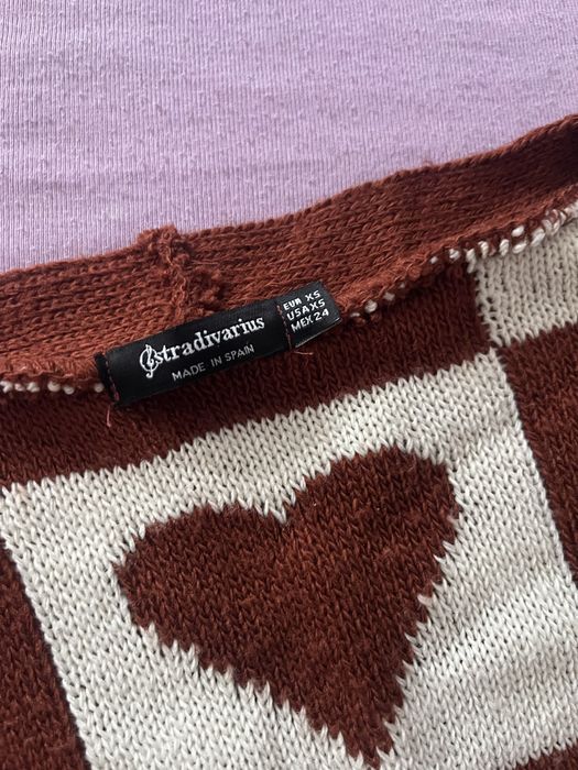 Кафяв пуловер с дизайн на сърца