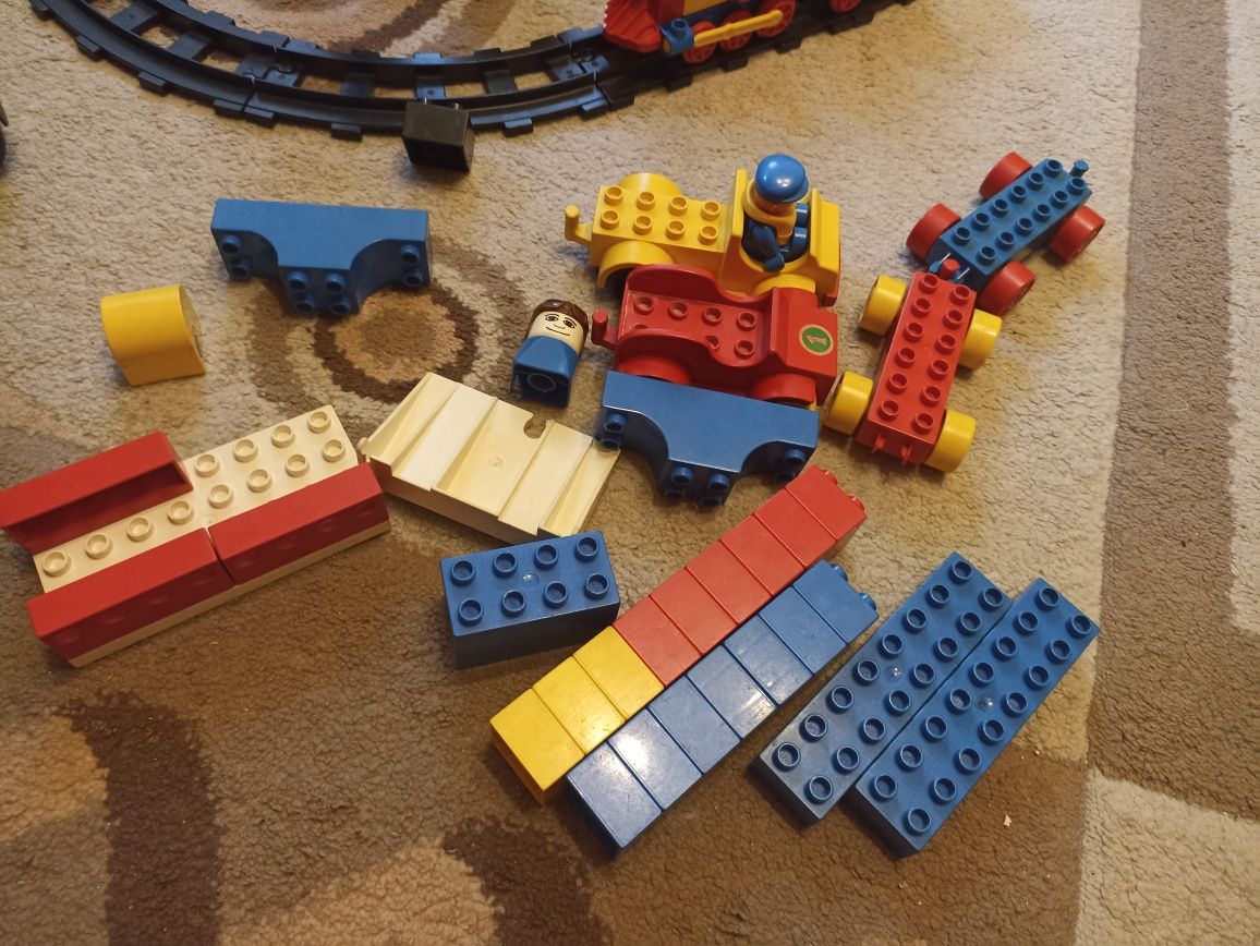 Vând 2 seturi lego tren macara