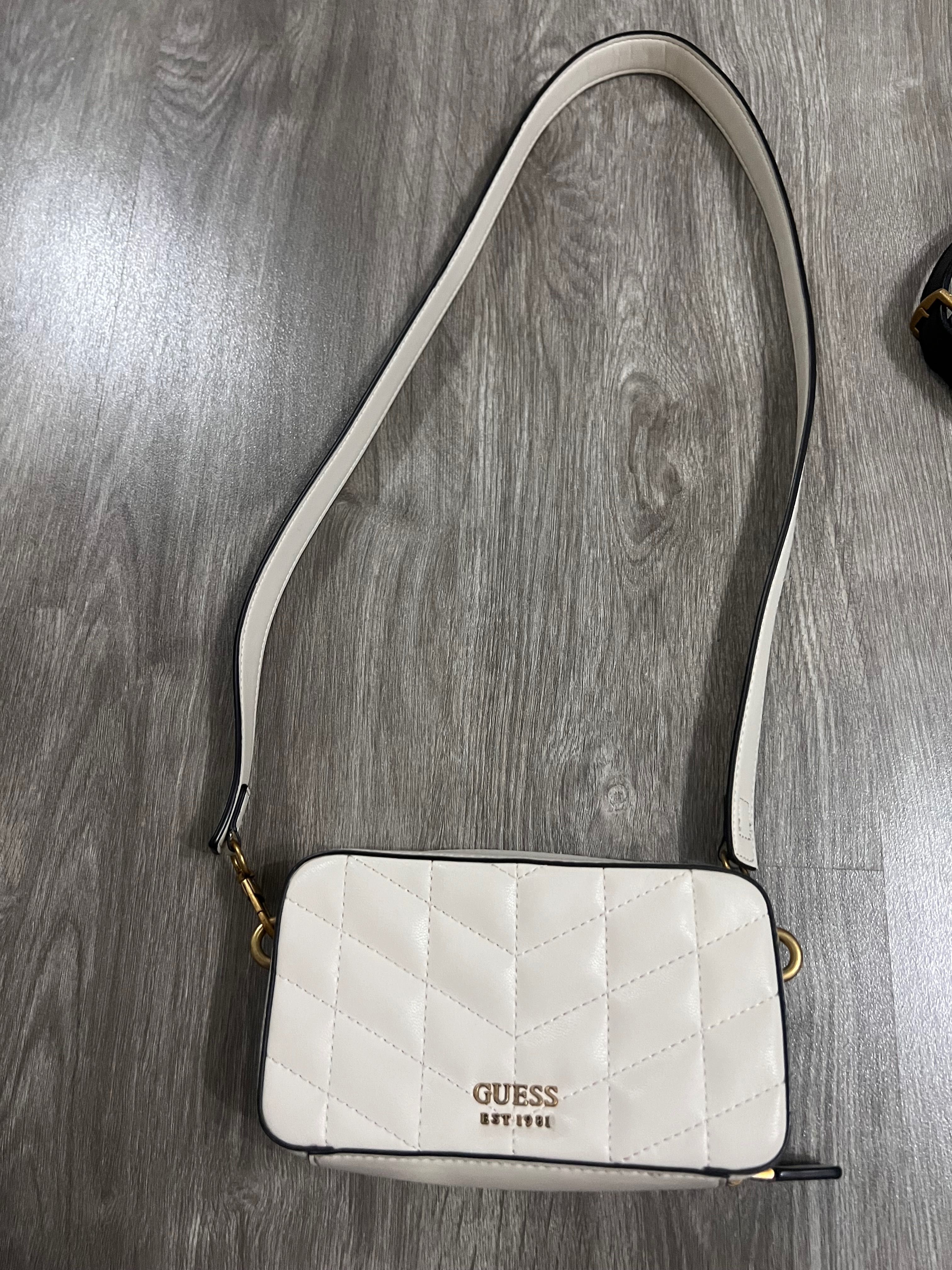 Дамска чанта на Guess