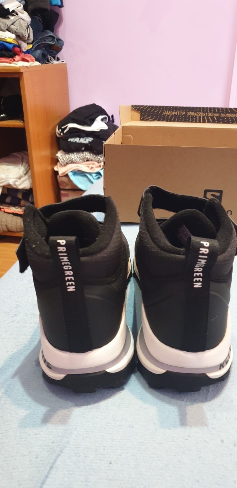 Vând adidași tip gheata  firma adidas.