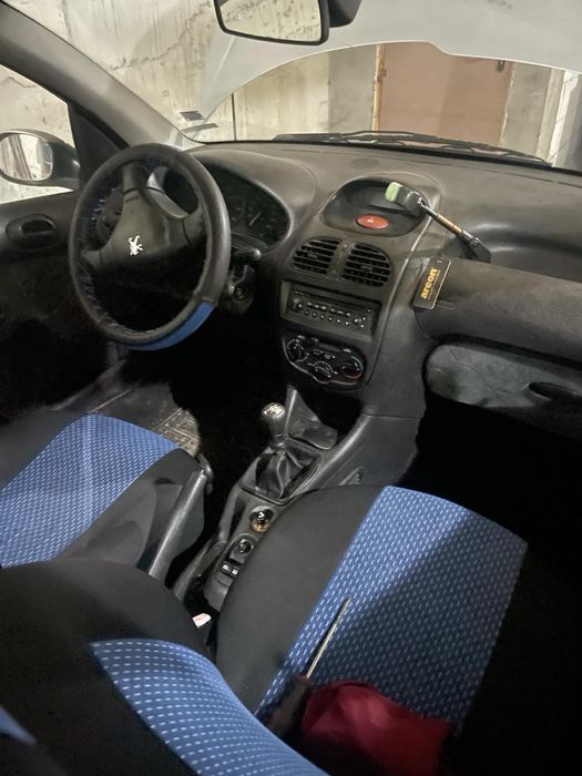 Продавам Пежо 206