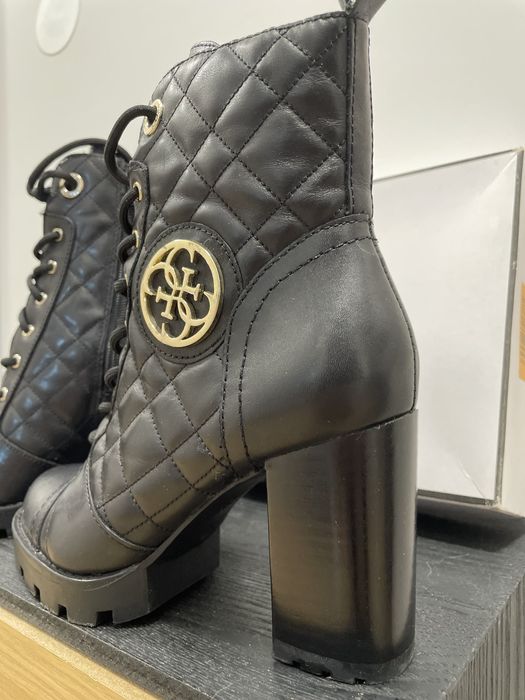 Guess боти черни