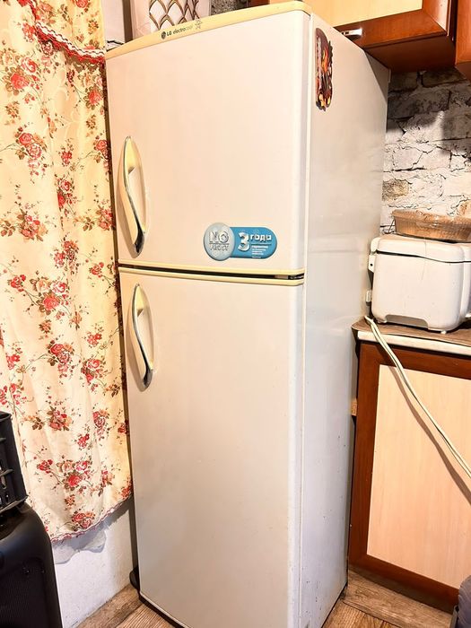 Двух камерный холодильник.